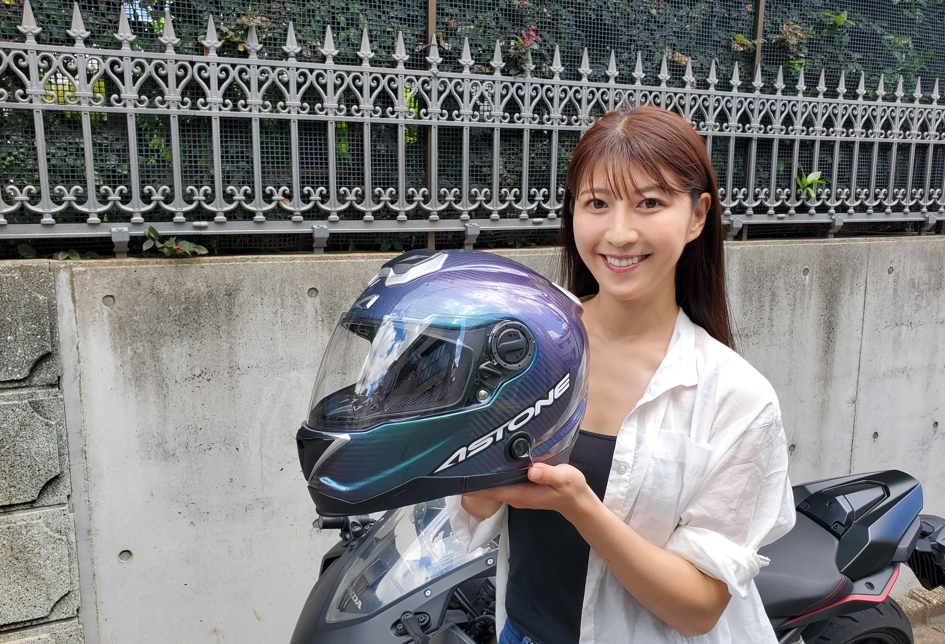 実走レビュー】ASTONEカーボンヘルメット GT-1000Fを、ライダー