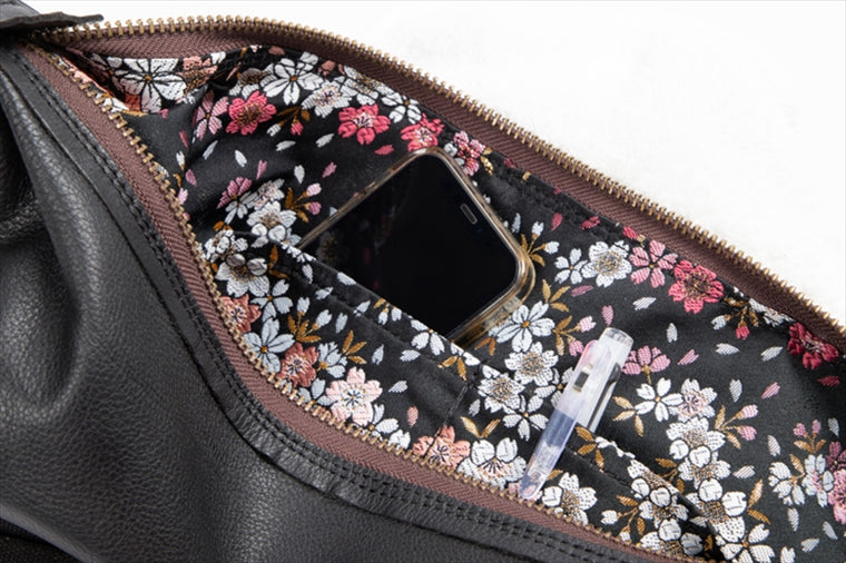 【デグナー】レザーバナナバッグ ブラック/京桜 W-105K