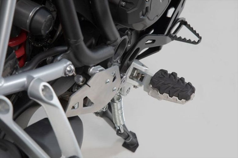 【エスダブリューモーテック】SWモーテック EVO フットレストキット TRIUMPH TIGER800 10／1200 15 FRS1111210103