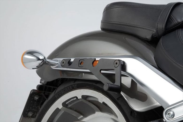 【エスダブリューモーテック】SWモーテック    SLH サイドキャリア LH1用 （右）   HARLEY FAT BOY／S,BREAKOUT／S 17- HTA1868210600