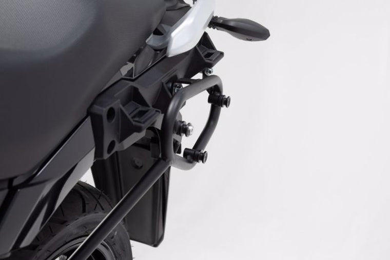 【エスダブリューモーテック】SWモーテック SLCサイドキャリア(左) V-STROM250 18-【カタログ品番：P097-5113】【メーカー品番：HTA0590810000】