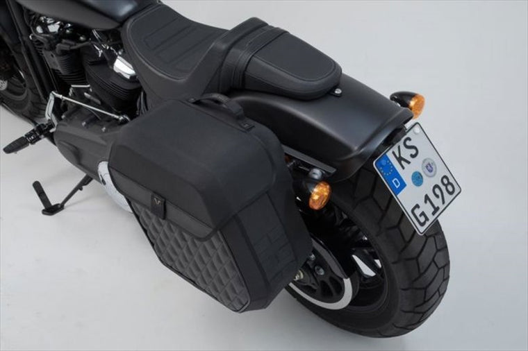 【エスダブリューモーテック】SWモーテック    LEGENDGEARサイドバッグシステムLH （左のみ）HARLEY SOFTAIL FAT BOB／S 18-19 BCHTA1868220300