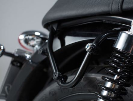 【エスダブリューモーテック】SWモーテック SLCサイドキャリア(右) TRIUMPH BONNEVILLE T100 SE THRUXTON900 -15 SCRAMBLER -19【カタログ品番：P085-1024】【メーカー品番：HTA1150911000】