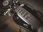 【エスダブリューモーテック】SWモーテック    LEGENDGEAR SLA タンクストラップ  TRIUMPH BONNEBILLE T100／THRUXTON 04-15／SCRAMBLER 06-15 BCTRS1124910000