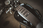 【エスダブリューモーテック】SWモーテック    LEGENDGEAR SLA タンクストラップ  TRIUMPH STREET TWIN／BONNEBILLE T120／THRUXTON1200／R 16（水冷） BCTRS1166710000