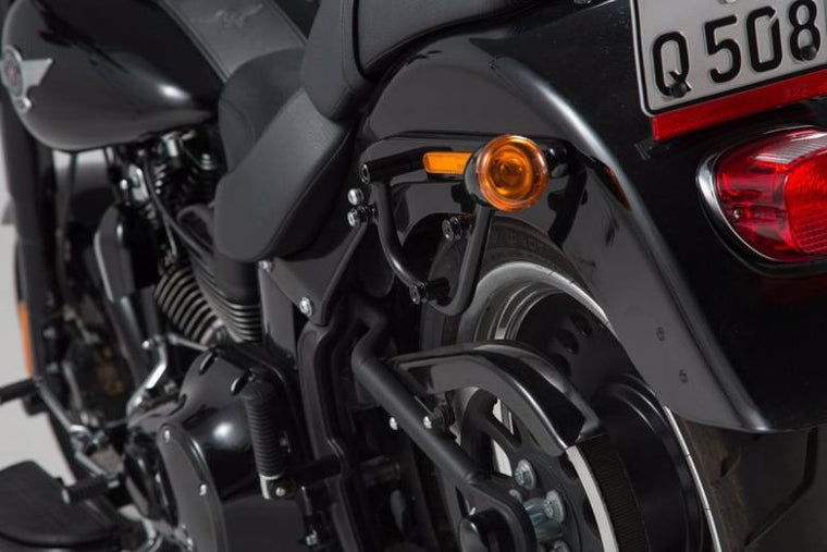 【エスダブリューモーテック】SWモーテック SLCサイドキャリア(左) HARLEY SOFTAIL FXSB 13 FLSTN 05 FLSTF 07 FLSTFB 10 FLSTC 00【カタログ品番：P088-3626】【メーカー品番：HTA1879310000】
