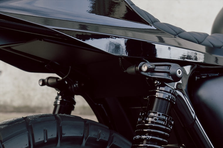 MOTONE CUSTOMS(モートーン)｜リアウインカーステー TRILINE リアショックマウント M8/M10用 ブラック｜MMU005