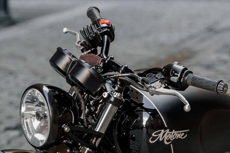 MOTONE CUSTOMS(モートーン)｜マスターシリンダーキャップ リブ ブラック アルミダイキャスト｜MMU075