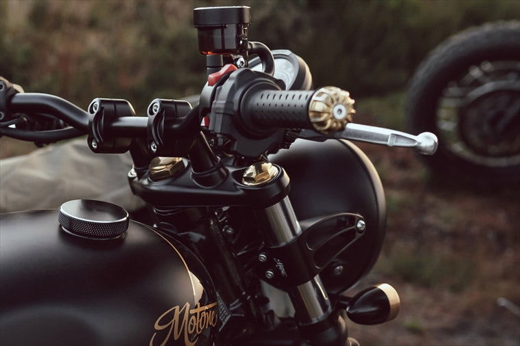 MOTONE CUSTOMS(モートーン)｜フロントフォークキャップ GUVNORS ブラス｜MMU514
