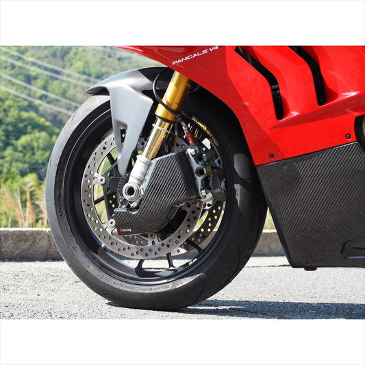 バイクパーツ 外装<br>マジカルレーシング キャリパークーリングダクト 綾織カーボン<br>D01-V4R19-980A 4550255904142<br>DUCATI Panigale V4R 19-<br>