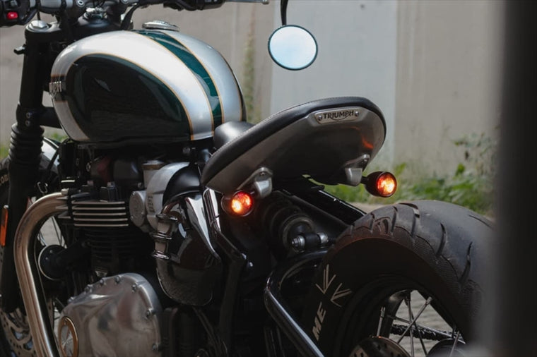 MOTONE CUSTOMS(モートーン)｜リアウインカーステー LAMPREY シート下マウント M8用 ブラッシュ｜MMU672