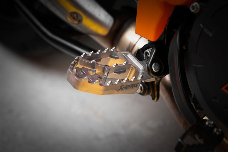 AKRAPOVIC(アクラポビッチ)｜アドベンチャーフットペグセット チタン｜F-KTM12T1