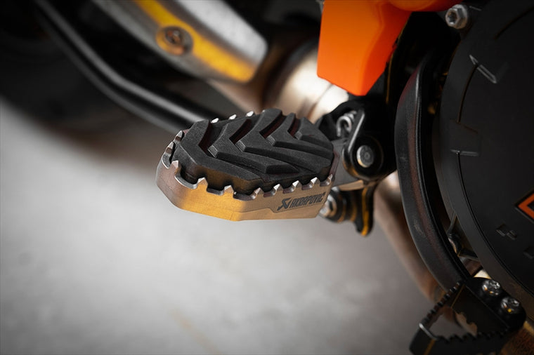 AKRAPOVIC(アクラポビッチ)｜アドベンチャーフットペグセット チタン｜F-KTM12T1