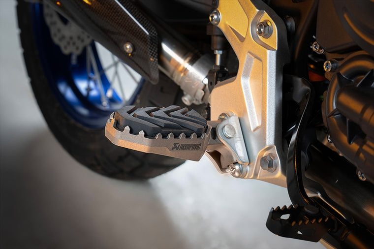 AKRAPOVIC(アクラポビッチ)アドベンチャーフットペグセット チタンF-Y7T2