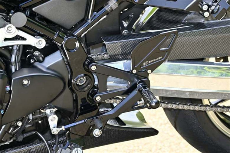 ストライカー｜FORTI ステップキット ブラック Z900RS/CAFE 18-23 (2BL/8BL-)｜SS-FT2158B