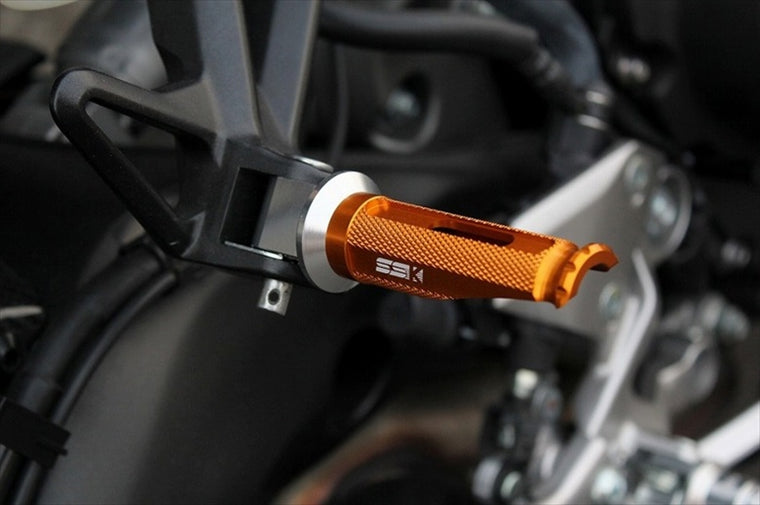 【エスエスケイ スピードラ】アルミ削タンデムステップ レーシング パッセンジャー用/取付部カラー:シルバー/ステップバーカラー:シルバー AFPR103BK