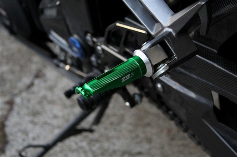 【エスエスケイ スピードラ】アルミ削タンデムステップ レーシング パッセンジャー用/取付部カラー:シルバー/ステップバーカラー:シルバー AFPR103BK