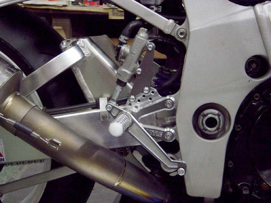 バトルファクトリー BATTLE.F ステップキット 4POSITION GSXR1000 01-02 GSXR750 01-02 GSXR600 01-03 カタログ品番：P001-4570 メーカー品番：BA03-S02-01B