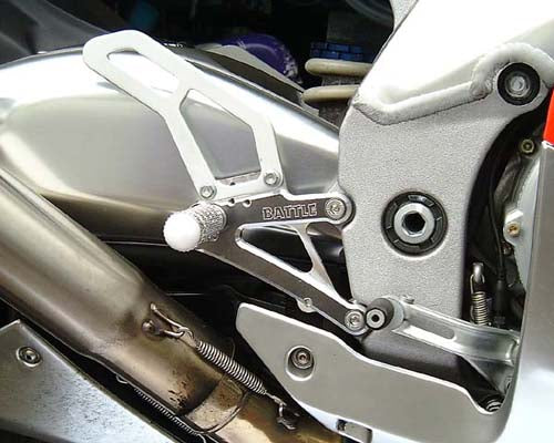 バトルファクトリー BATTLE.F ステップキット 4POSITION RSV1000 MILLE カタログ品番：P001-4581 メーカー品番：BA03-A01-00A