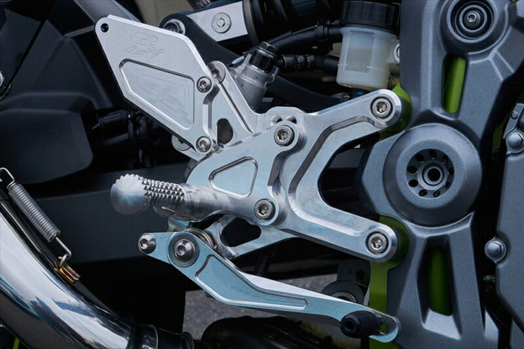 ステップ  オーヴァーレーシング OVER バックステップ 4ポジション シルバー Z900 18 51-83-01 4539770118531 取寄品