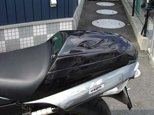 PLEASURE プレジャー シングルシートシェル レリーフアリ BLKゲル ZZR1400 カタログ品番：P010-6609 メーカー品番：PK30502