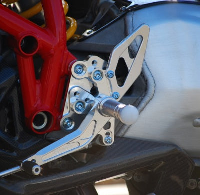ディライト deLight ステップキット 4ポジション シルバー DUCATI 1098 カタログ品番：P041-7827 メーカー品番：DEP116S
