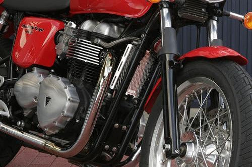 アエラ AELLA オイルクーラープロテクター トライアンフ ボンネビル スラクストン スクランブラー カタログ品番：P047-2366 メーカー品番：AE-57011