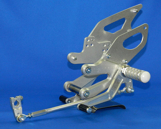 バトルファクトリー BATTLE.F 4Pステップホルダー 正逆共用 NINJA250R カタログ品番：P049-8040 メーカー品番：BA03-K04-09B