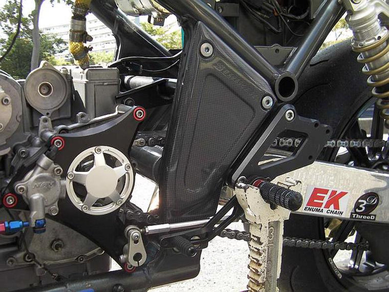 STRIKER ストライカー エアロデザインカーボンピポットカバー ZEPHYR1100 カタログ品番：P054-8475 メーカー品番：SAD-PP02C