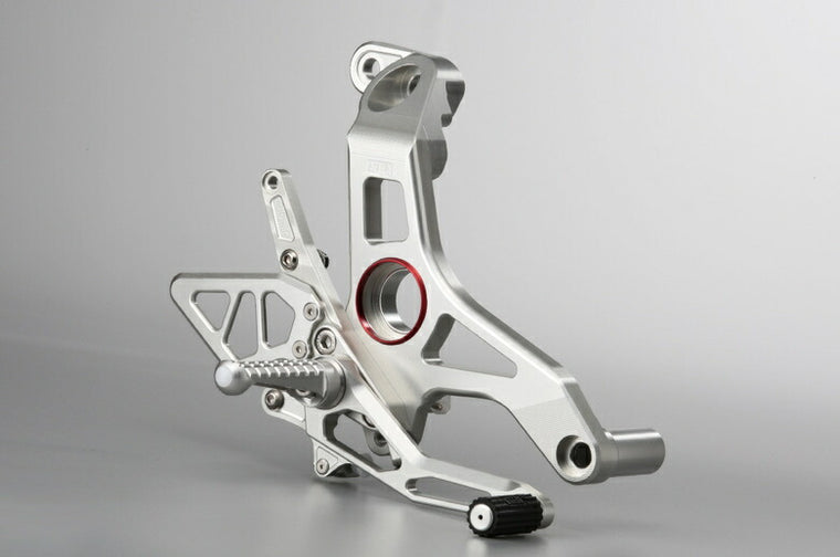 アエラ AELLA ライディングステップキット ホワイト モンスター1200R カタログ品番：P090-5617 メーカー品番：AE-10082-WT