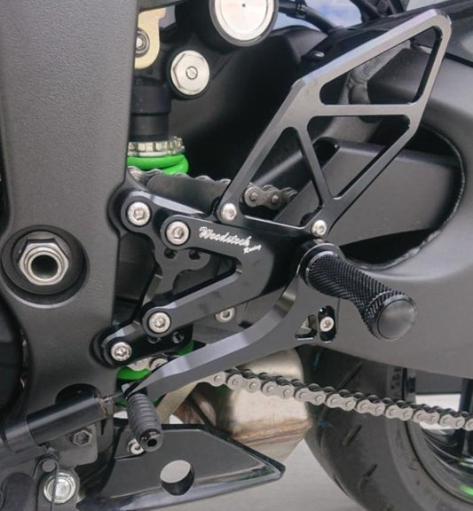 ウッドストック ウッドストック バックステップキット オールBLK ZX-6R 19-クイックシフター付 カタログ品番：P102-3967 メーカー品番：WBS-K41-BB
