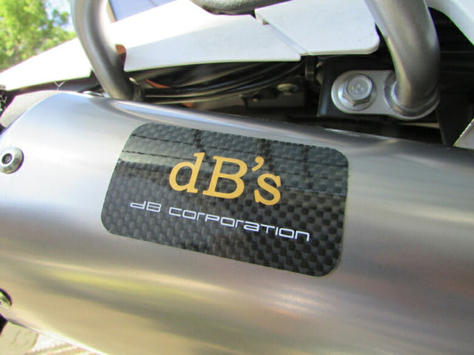 ディービーズ dBs 耐熱カーボンエンブレム サイレンサー用 カタログ品番：P102-7283 メーカー品番：EMB-1