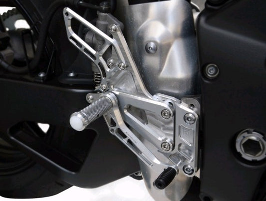 ケイファクトリー K-FACTORY NEW ライディングステップ Mシルバー YZF-R1 09-11 カタログ品番：339MZBR061N メーカー品番：339MZBR061N