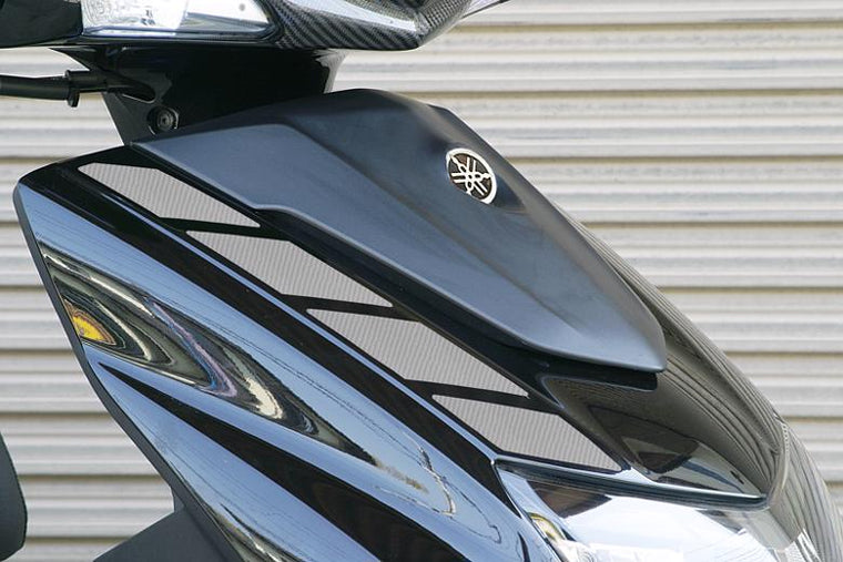 ADIO アディオ フロントカーボンシート シルバー シグナスX(5型) 2BJ-SED8J(18 11- ) カタログ品番：P096-2472 メーカー品番：BK48225