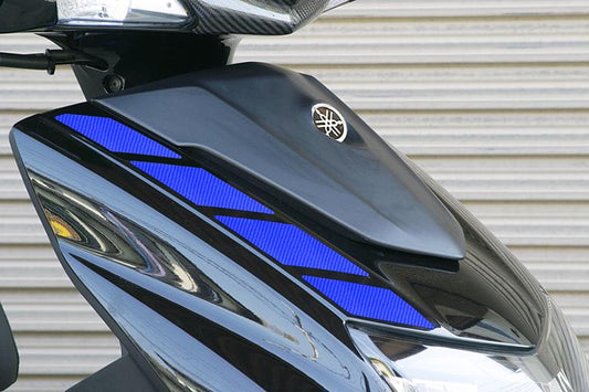 ADIO アディオ フロントカーボンシート ブルー シグナスX(5型) 2BJ-SED8J(18 11- ) カタログ品番：P096-2473 メーカー品番：BK48226