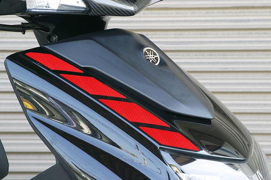 ADIO アディオ フロントカーボンシート レッド シグナスX(5型) 2BJ-SED8J(18 11- ) カタログ品番：P096-2474 メーカー品番：BK48227